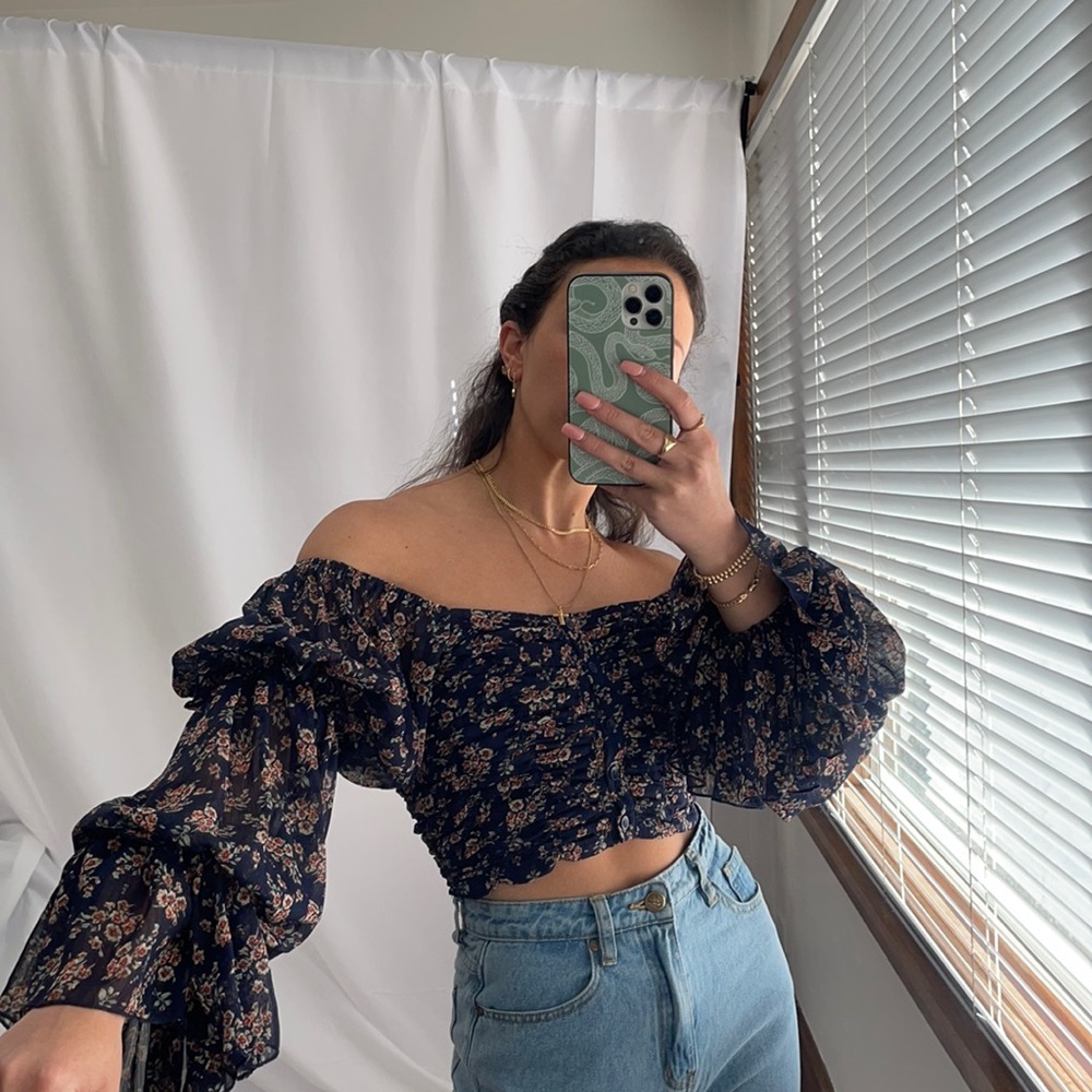 Off the shoulder long sleeve floral crop